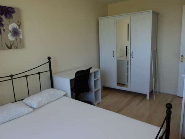  Image of 1 bedroom House Share to rent in Windsor Close Guildford GU2 at Windsor Close Onslow Village Guildford, GU2 7QU