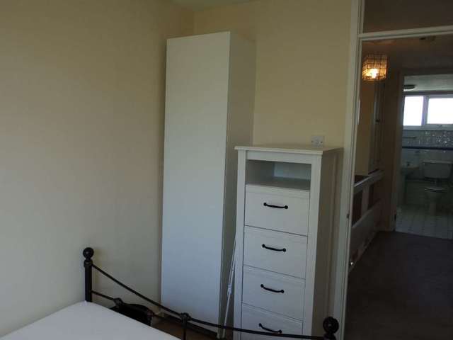  Image of 1 bedroom House Share to rent in Windsor Close Guildford GU2 at Windsor Close Onslow Village Guildford, GU2 7QU
