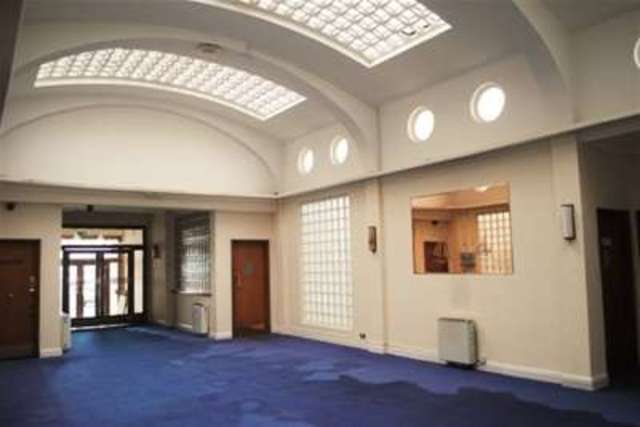  Image of 2 bedroom Flat to rent in The Parade Cowes PO31 at Cowes, PO31 7QS