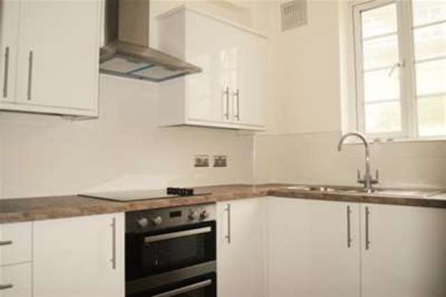  Image of 2 bedroom Flat to rent in The Parade Cowes PO31 at Cowes, PO31 7QS