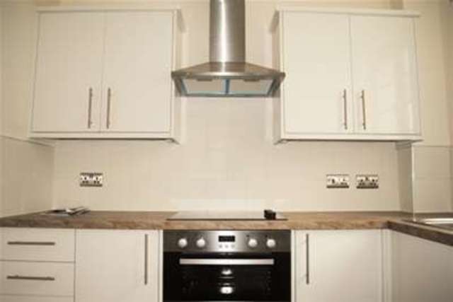  Image of 2 bedroom Flat to rent in The Parade Cowes PO31 at Cowes, PO31 7QS
