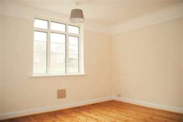  Image of 2 bedroom Flat to rent in The Parade Cowes PO31 at Cowes, PO31 7QS