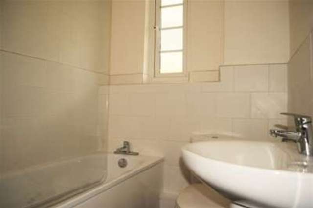  Image of 2 bedroom Flat to rent in The Parade Cowes PO31 at Cowes, PO31 7QS