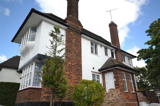  Image of 3 bedroom Property to rent in Ossulton Way London N2 at East Finchley, N2 0DS