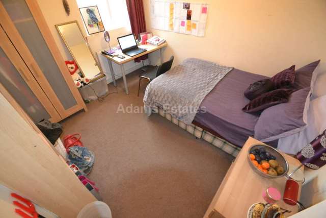  Image of 7 bedroom Terraced house to rent in Palmer Park Avenue Earley Reading RG6 at Palmer Park Avenue  Reading, RG6 1DN