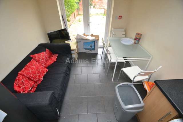  Image of 7 bedroom Terraced house to rent in Palmer Park Avenue Earley Reading RG6 at Palmer Park Avenue  Reading, RG6 1DN