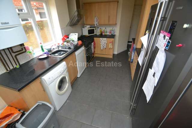  Image of 7 bedroom Terraced house to rent in Palmer Park Avenue Earley Reading RG6 at Palmer Park Avenue  Reading, RG6 1DN
