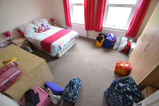  Image of 7 bedroom Terraced house to rent in Palmer Park Avenue Earley Reading RG6 at Palmer Park Avenue  Reading, RG6 1DN