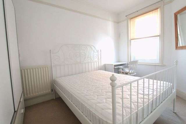  Image of 1 bedroom Property to rent in Pinecliffe Avenue Southbourne Bournemouth BH6 at Pinecliffe Avenue  Bournemouth, BH6 3PZ