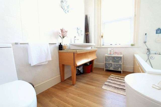  Image of 1 bedroom Property to rent in Pinecliffe Avenue Southbourne Bournemouth BH6 at Pinecliffe Avenue  Bournemouth, BH6 3PZ