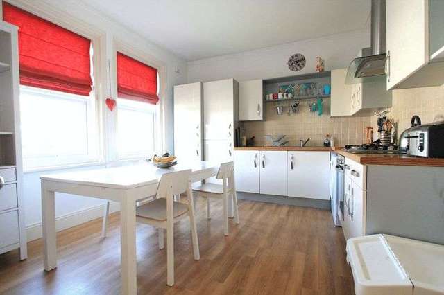  Image of 1 bedroom Property to rent in Pinecliffe Avenue Southbourne Bournemouth BH6 at Pinecliffe Avenue  Bournemouth, BH6 3PZ