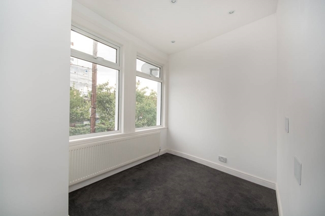  Image of House Share to rent in Clarendon Road Colliers Wood London SW19 at Clarendon Road  Colliers Wood, SW19 2DU