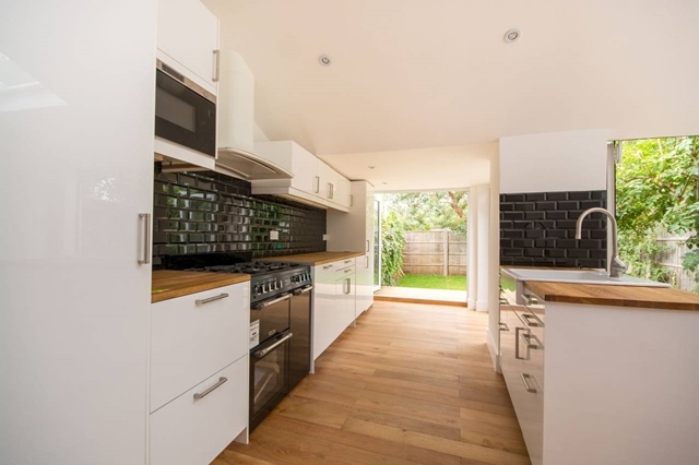 Image of House Share to rent in Clarendon Road Colliers Wood London SW19 at Clarendon Road  Colliers Wood, SW19 2DU
