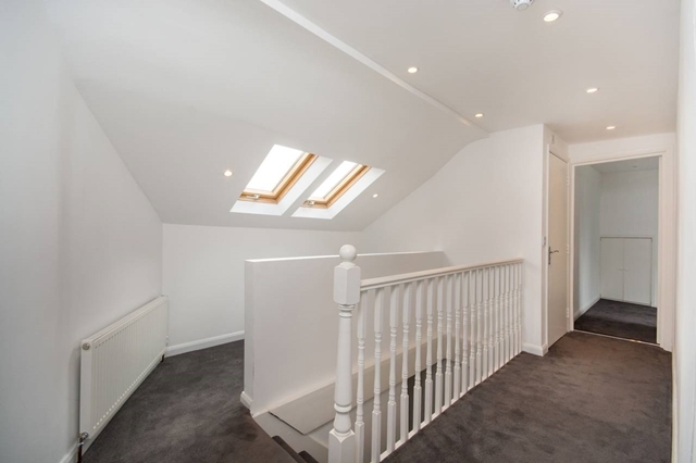  Image of House Share to rent in Clarendon Road Colliers Wood London SW19 at Clarendon Road  Colliers Wood, SW19 2DU