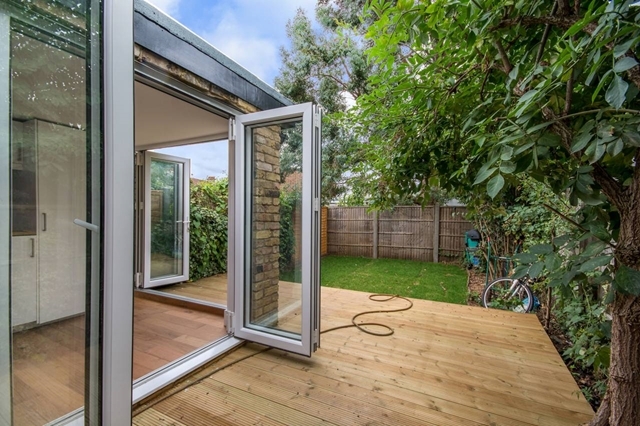  Image of House Share to rent in Clarendon Road Colliers Wood London SW19 at Clarendon Road  Colliers Wood, SW19 2DU