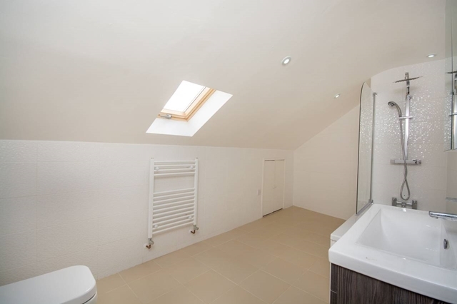  Image of House Share to rent in Clarendon Road Colliers Wood London SW19 at Clarendon Road  Colliers Wood, SW19 2DU