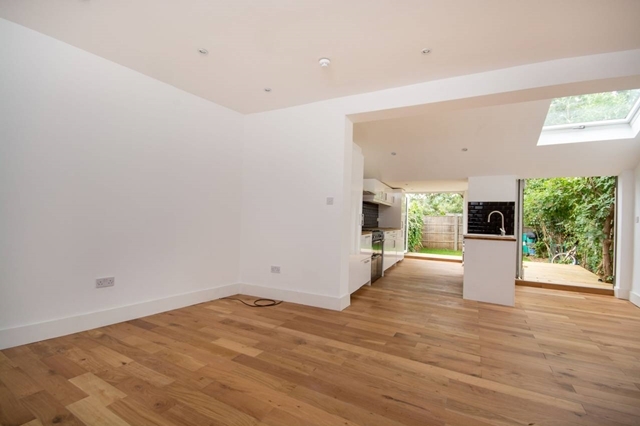  Image of House Share to rent in Clarendon Road Colliers Wood London SW19 at Clarendon Road  Colliers Wood, SW19 2DU