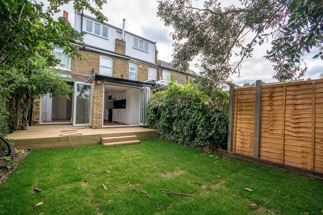  Image of House Share to rent in Clarendon Road Colliers Wood London SW19 at Clarendon Road  Colliers Wood, SW19 2DU
