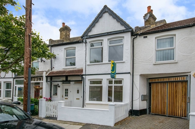 Image of House Share to rent in Clarendon Road Colliers Wood London SW19 at Clarendon Road  Colliers Wood, SW19 2DU