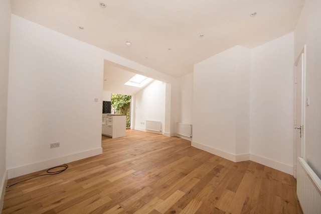  Image of House Share to rent in Clarendon Road Colliers Wood London SW19 at Clarendon Road  Colliers Wood, SW19 2DU