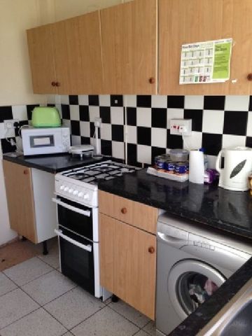  Image of 4 bedroom House Share to rent in Rolleston Drive Nottingham NG7 at Lenton Nottinghamshire Lenton, NG7 1LA