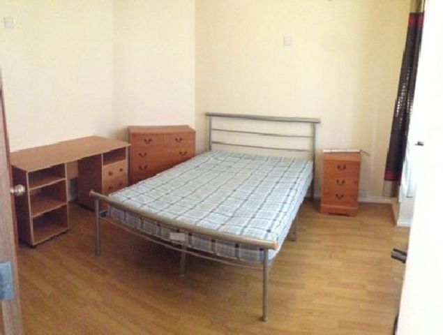  Image of 4 bedroom House Share to rent in Rolleston Drive Nottingham NG7 at Lenton Nottinghamshire Lenton, NG7 1LA
