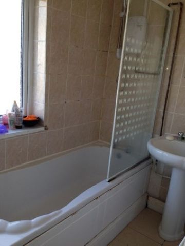  Image of 4 bedroom House Share to rent in Rolleston Drive Nottingham NG7 at Lenton Nottinghamshire Lenton, NG7 1LA