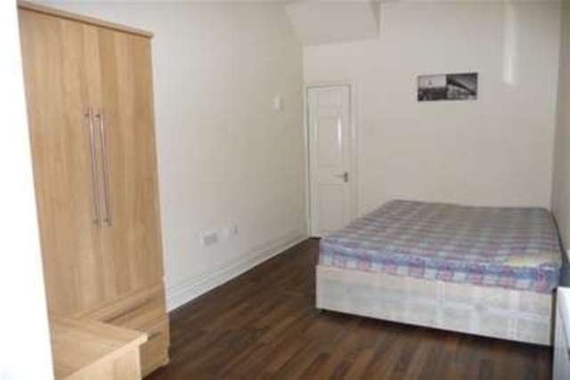  Image of 3 bedroom Flat to rent in Rothbury Terrace Heaton Newcastle upon Tyne NE6 at Newcastle upon Tyne, NE6 5DB