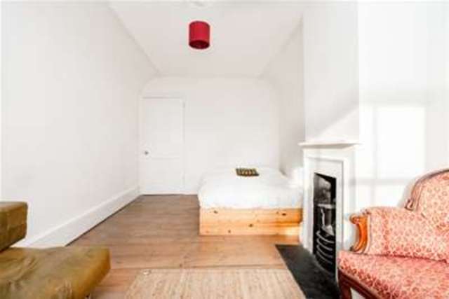  Image of 3 bedroom Flat to rent in The Parade Margate CT9 at Margate, CT9 1EZ