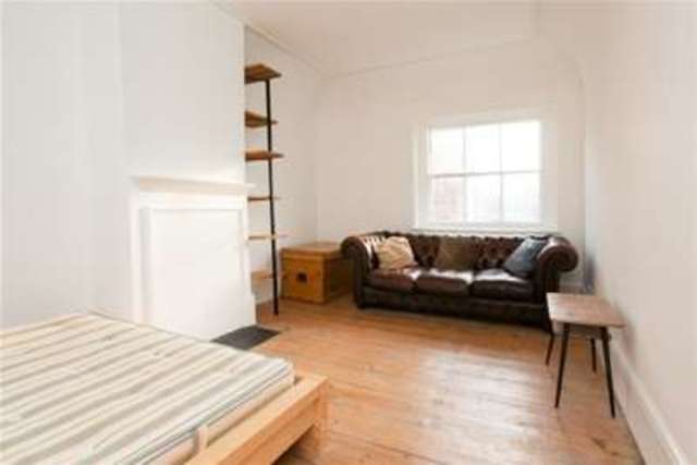  Image of 3 bedroom Flat to rent in The Parade Margate CT9 at Margate, CT9 1EZ