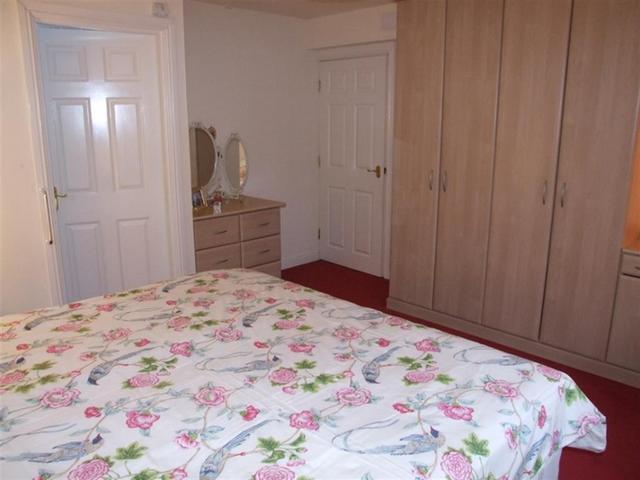  Image of 2 bedroom Apartment for sale in Ravenscliffe Close Skircoat Green Halifax HX3 at Skircoat Green Halifax Southowram, HX3 0RW