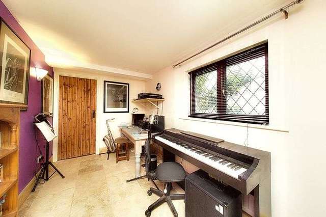  Image of 4 bedroom Property for sale in Tangmere Road Shopwhyke Chichester PO20 at Tangmere Road Shopwhyke Chichester, PO20 2BL