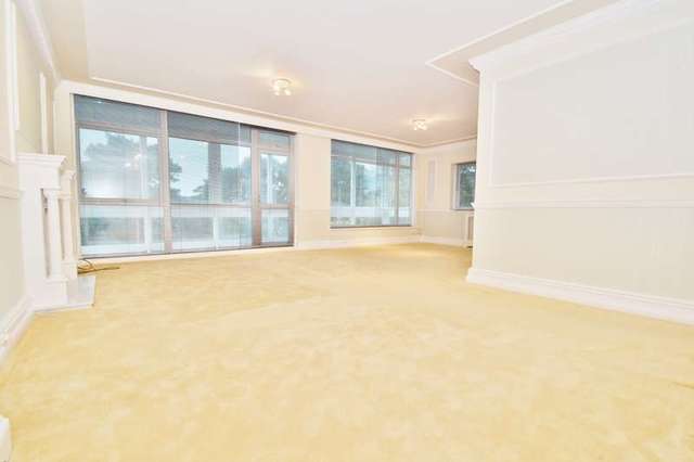  Image of 3 bedroom Flat to rent in The Avenue Westbourne Bournemouth BH13 at 15 The Avenue Branksome Park Poole, BH13 6HB