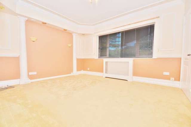  Image of 3 bedroom Flat to rent in The Avenue Westbourne Bournemouth BH13 at 15 The Avenue Branksome Park Poole, BH13 6HB