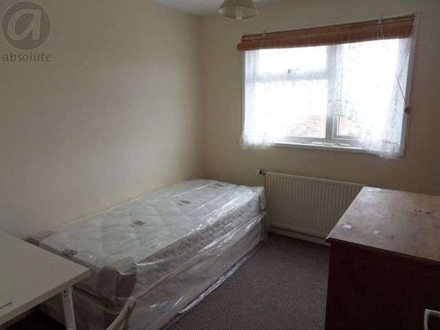 Image of 4 bedroom Detached house to rent in Tintagel Walk Bedford MK41 at Tintagel Walk  BEDFORD, MK41 8ND