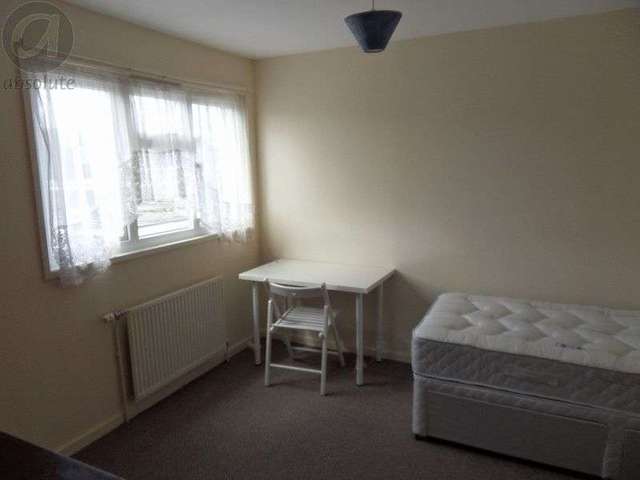  Image of 4 bedroom Detached house to rent in Tintagel Walk Bedford MK41 at Tintagel Walk  BEDFORD, MK41 8ND