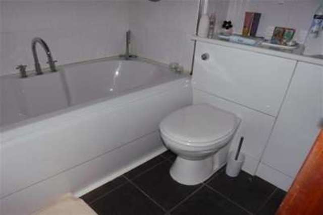  Image of 1 bedroom Flat to rent in Hillside Road Whyteleafe CR3 at Whyteleafe, CR3 0BY