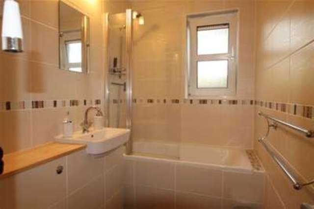  Image of 1 bedroom Flat to rent in Upper Bridge Road Redhill RH1 at Redhill, RH1 6DD