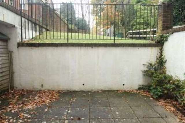  Image of 1 bedroom Flat to rent in Upper Bridge Road Redhill RH1 at Redhill, RH1 6DD