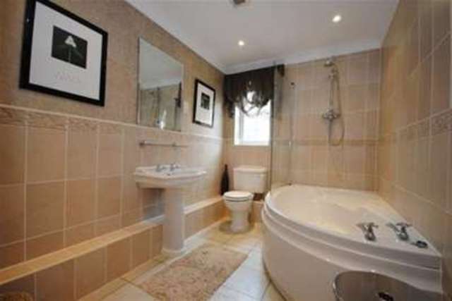  Image of 2 bedroom Flat to rent in Victoria Embankment Nottingham NG2 at Nottingham, NG2 2JY