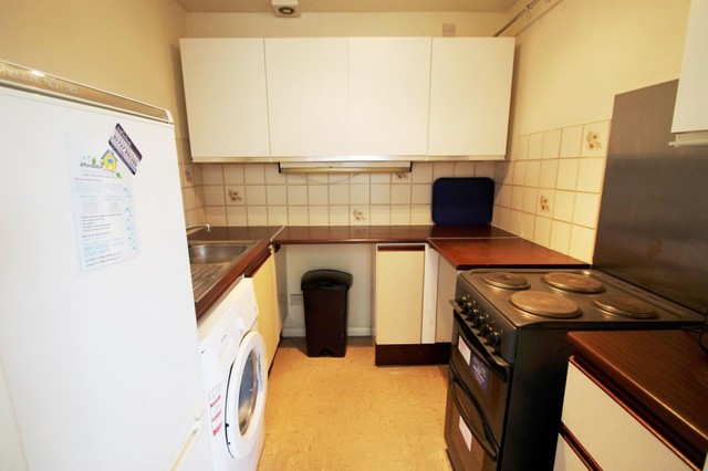  Image of 1 bedroom Flat to rent in Twyford Road St. Albans AL4 at Jersey Farm  St Albans, AL4 9BT
