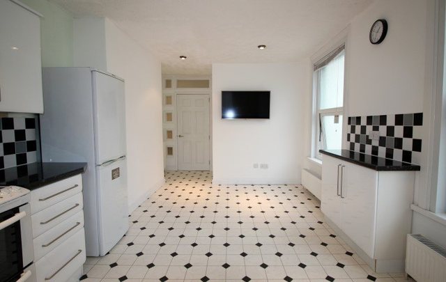  Image of 2 bedroom Flat to rent in Wake Street Plymouth PL4 at Pennycomequick Plymouth Plymouth, PL4 6NL