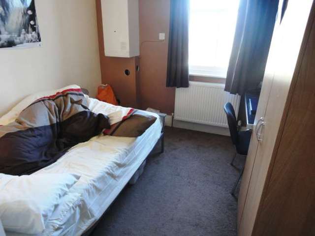  Image of 3 bedroom Flat to rent in Wokingham Road Earley Reading RG6 at Wokingham Road  Reading, RG6 1LH