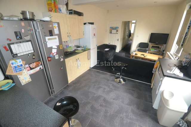  Image of 8 bedroom Semi-Detached house to rent in Wokingham Road Earley Reading RG6 at Wokingham Road  Reading, RG6 1JL