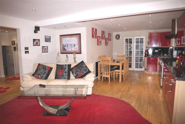  Image of 4 bedroom Detached house for sale in Woodhall Lane Stanningley Pudsey LS28 at Woodhall  Farsley, LS28 7TT