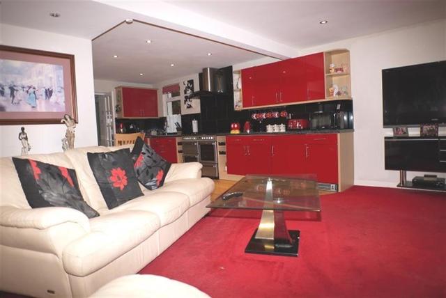 Image of 4 bedroom Detached house for sale in Woodhall Lane Stanningley Pudsey LS28 at Woodhall  Farsley, LS28 7TT