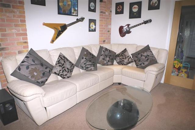  Image of 4 bedroom Detached house for sale in Woodhall Lane Stanningley Pudsey LS28 at Woodhall  Farsley, LS28 7TT