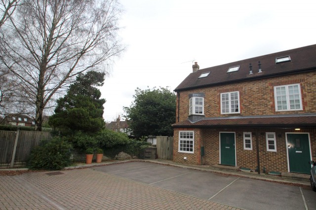  Image of 3 bedroom End of Terrace to rent in High Street Handcross Haywards Heath RH17 at High Street  Haywards Heath, RH17 6BF