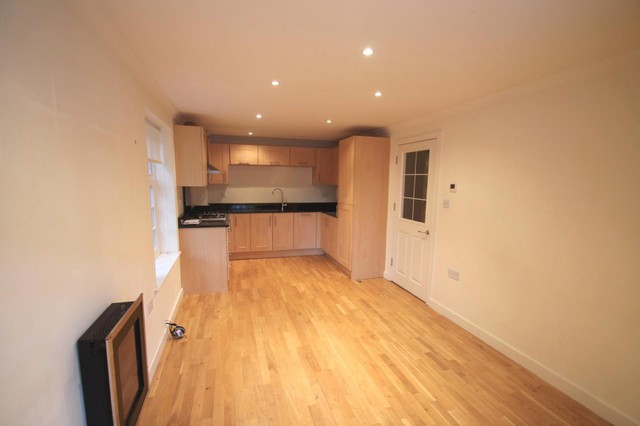  Image of 3 bedroom End of Terrace to rent in High Street Handcross Haywards Heath RH17 at High Street  Haywards Heath, RH17 6BF