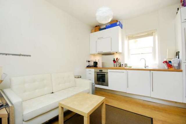  Image of Flat to rent in Buckland Crescent London NW3 at Buckland Crescent Swiss Cottage London, NW3 5DX